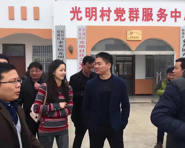 刘强东回老家，凌晨1点喝到脸通红，穿拖鞋做鬼脸，乡亲帮洗房子