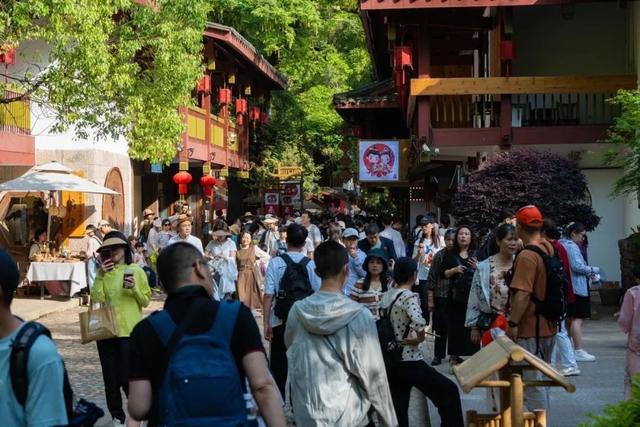 文旅项目陷“倒闭潮”，花20亿打造的古城，游客不买账亏损超10亿