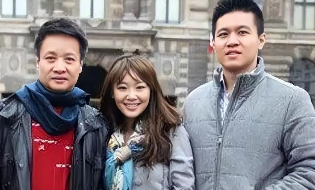 父亲是前外交部部长，妻子是阎维文女儿，他却靠自己实现“王炸”