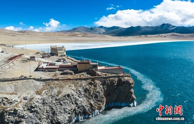 西藏山南：普莫雍措冰推似钻镶嵌蓝湖