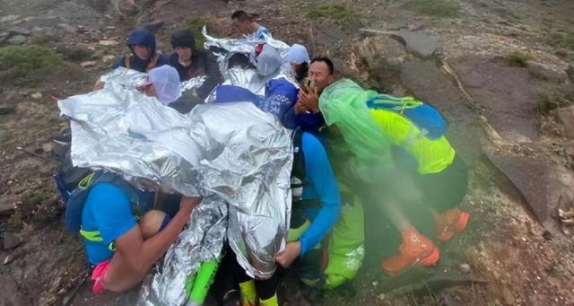 她独自在4700米雪地等死，谁该为这场险些致命的“自由行”买单？