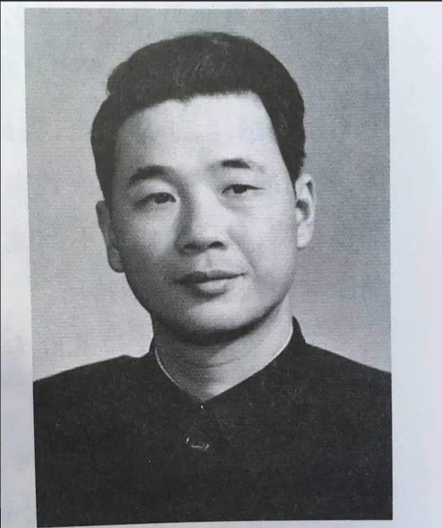 1997年，李鹏总理全家在玉泉山游玩，难得团聚，女儿女婿罕见出镜