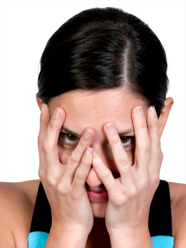 民间说“左眼跳财，右眼跳灾”，其实是错误的，眼皮跳是在提醒你