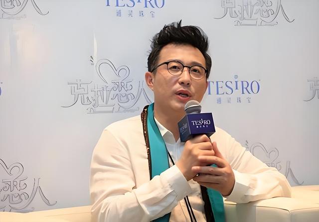 出轨、背刺亲家，被赶出豪门，靠当“赘婿”爬上巅峰的他现状如何