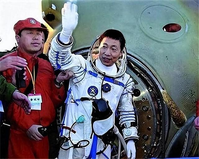 我国首位航天员杨利伟，被授予少将军衔，退休后能享受什么待遇？
