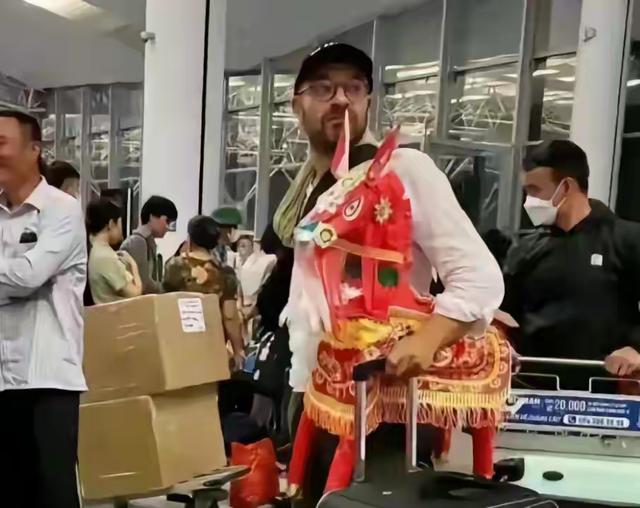 笑不活了！江苏一寿衣店被外国人疯狂抢购，原因竟是商店招牌