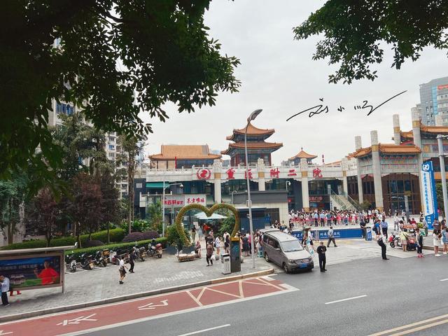 重庆又一“另类”网红地：医院门诊楼成打卡点，游客为啥争相来？
