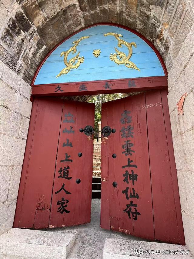 博山源泉镇的二郎山古庙群，我只钻进去个大脑袋