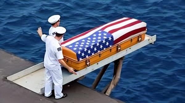 为了偷一艘苏联核潜艇，CIA造了艘6万吨的巨轮，谎称去海底挖矿