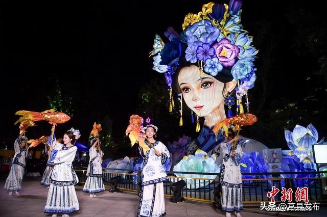 山东济南：大明湖智能“湖畔雨荷”景观亮灯