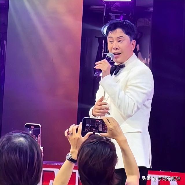 他8次上春晚，作死被捕入狱，今54岁无人问津，老搭档也断了联系