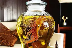 生吞蛇胆、饮蛇胆酒有多可怕？男子折腾15年，差点送命，浑然不知图片