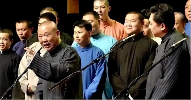 郭德纲一家现身上海，王惠穿绿裙胖到没脖子、10岁郭汾阳眼斜嘴歪