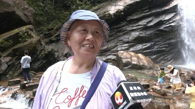 武夷山青龙瀑布：飞瀑流泉送清凉 游客乐享生态之美