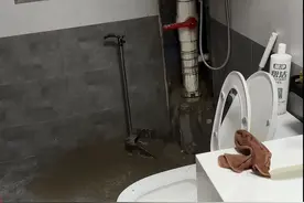 女子称下水道被楼上捅破家被淹损失18万，楼上称洗手间被楼下堵住损失很大，两家互相起诉各执一词图片