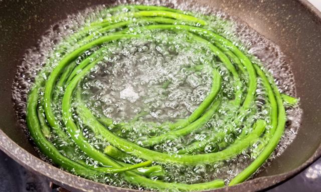 调芝麻酱，放油放水是大错！火锅店老板教我一招，爽滑细腻太香了