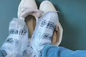 女子坐火车卧铺出行，下车时发现鞋被人穿走了！图片