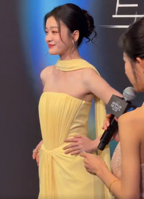 北京红毯太真实	，杨颖险些走光，钟丽缇挤出副乳，张雪迎脸僵肿