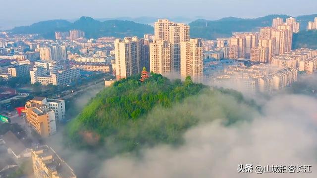 四川这座年轻县，不仅藏着世界石油钻井之父，还有能让人漂浮的海