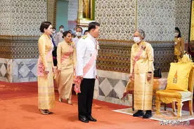 72岁泰王出席皇家传统仪式！与诗琳通公主面对面寒暄！图片