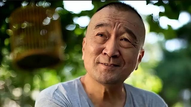 79岁李保田现状：定居山东衰老明显，儿子李彧太像父亲的“翻版”