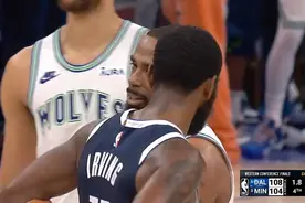 1.8秒落后4分，康利三次罚球前，欧文过去说句话，康利果然罚丢了图片