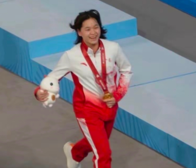 教练谈全红婵伤痛：胫骨踝关节都有伤，身上都是肌贴，每天都很疼