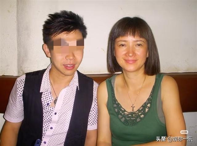 何晴告别式低调举行，许亚军带儿子现身双眼通红，两鬓斑白显憔悴