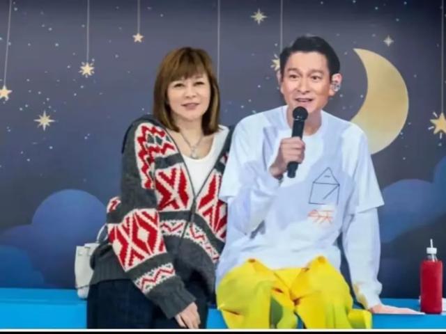 62岁关之琳与小男友甜蜜依偎！无子女活成豪门，香江美人至今惊艳