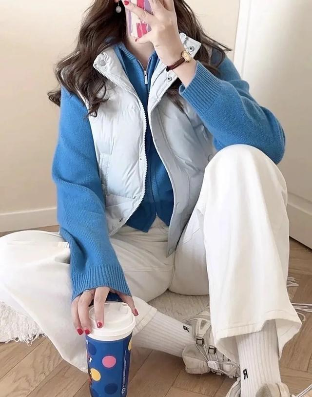 今年秋冬一定要试试蓝色针织，清爽减龄！太显气质了