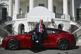 美媒爆：特朗普正考虑处理掉为支持马斯克而买的红色特斯拉图片