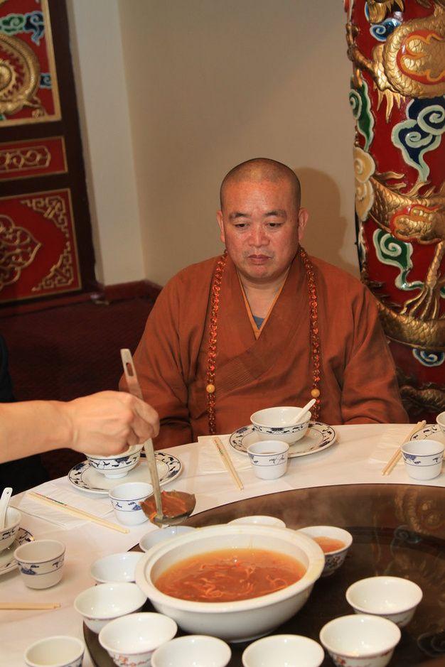释永信被抓30天，李湘终于坦白两人关系，亲吻照的真相终于大白