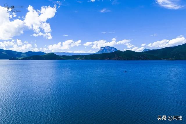 泸沽湖畔的狮子山海拔3770米，是摩梭族传说中格姆女神的化身