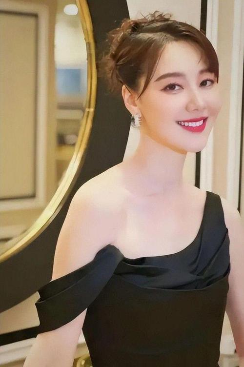 讨好大佬陪睡上位？遭央视“开除”？曾是央视女主持谣言有多离谱