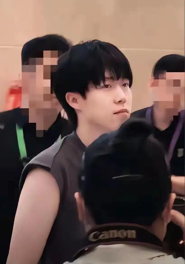 终于懂了，头头为何穿这件衣服，原来是人情世故，真难为他了