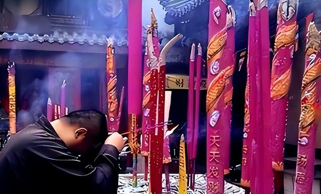 “风流尼姑”释智定落网，白天贪墨钱财，晚上与和尚醉生梦死！
