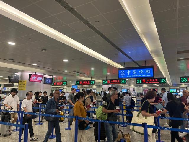 国庆旅游热背后，中年人的反常：同学聚会消失，亲戚也走动少了