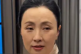 53岁陶虹眼窝凹陷 多层双眼皮 鱼尾纹多 法令纹深 脑门大 身材膀大腰圆图片