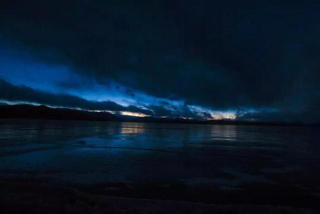 西藏冬日的冰湖仙境，堪比贝加尔湖！