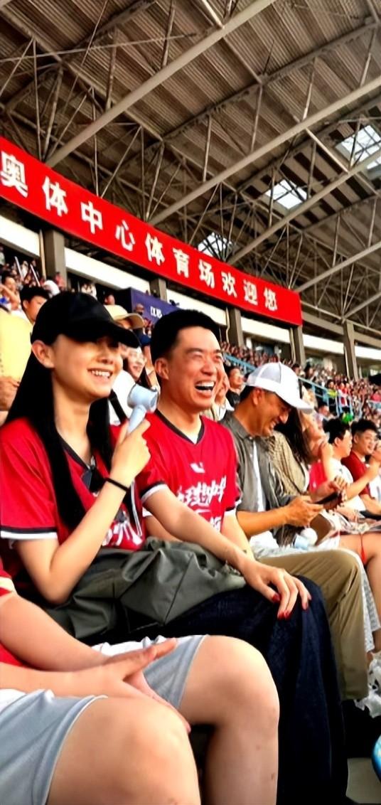 刘强东做梦也没想到，李想连生五胎的老婆，如今也开始给他长脸了