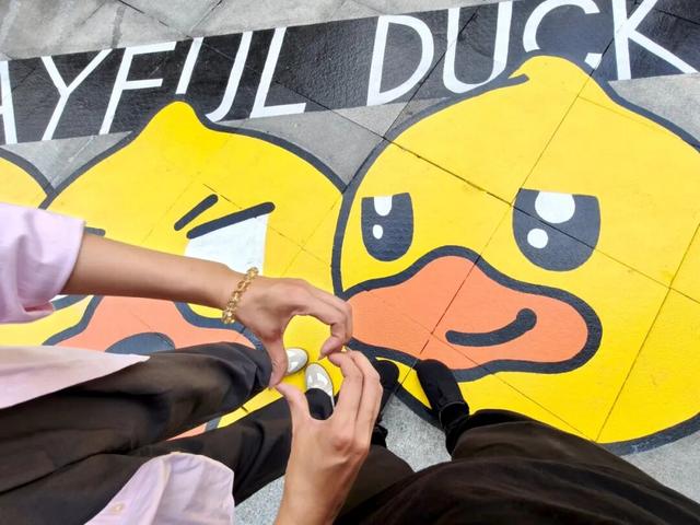 巨型B.Duck小黄鸭“登陆”北京通州万达广场