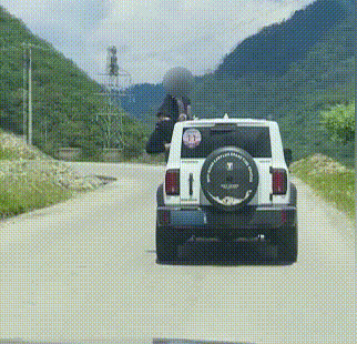 凉山盘山路上，男子“高坐”越野车顶“兜风”？