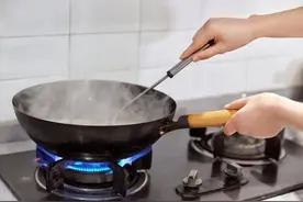 这个炒菜坏习惯国人一定要改！马上转给家里做饭的ta图片