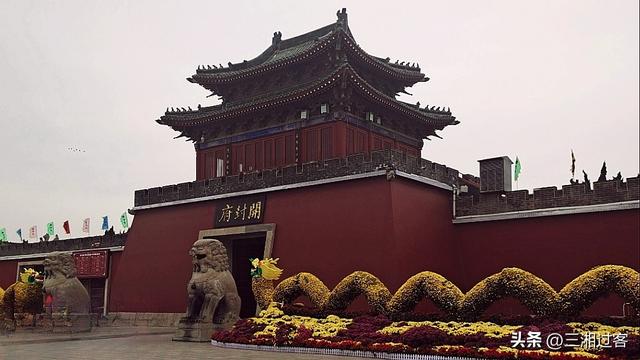 被《水浒传》抹黑的北宋权臣：高俅不只会踢球，童贯才是灭国推手