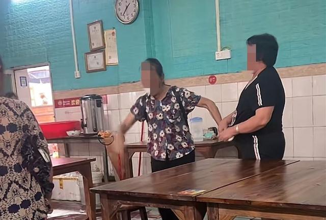 广西：相亲来两桌人花3800，男方发现女孩是已婚，把媒人拉去游街