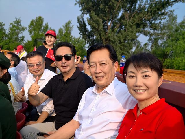 受邀观礼九三阅兵的8位明星，个个口碑好，这才是我们该追的明星