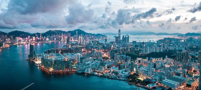 30年前，香港GDP是上海的6倍，新加坡GDP是上海的3倍，现在呢