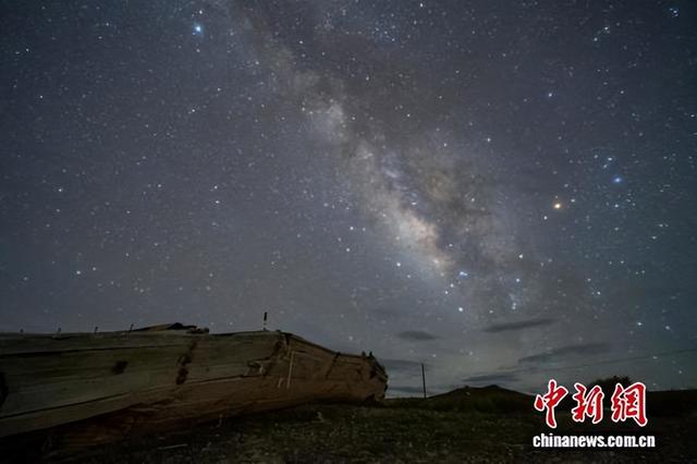 西藏羊卓雍错日托寺 夜空银河璀璨