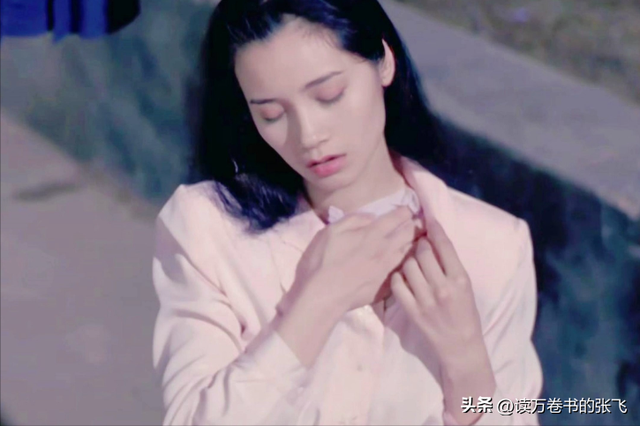 她认干爹，拍风月片，被导演霸王硬上弓，靠山去世后沦为服务员