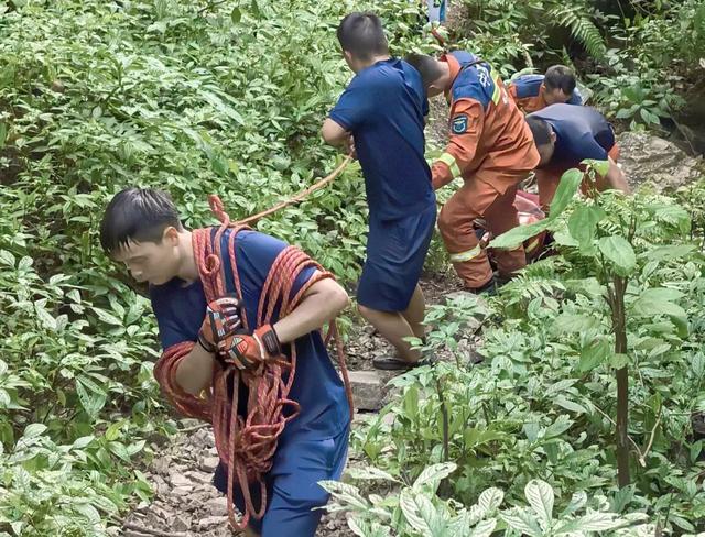 一男子于开阳十万溪瀑布登山被困 消防员开启4小时担架营救
